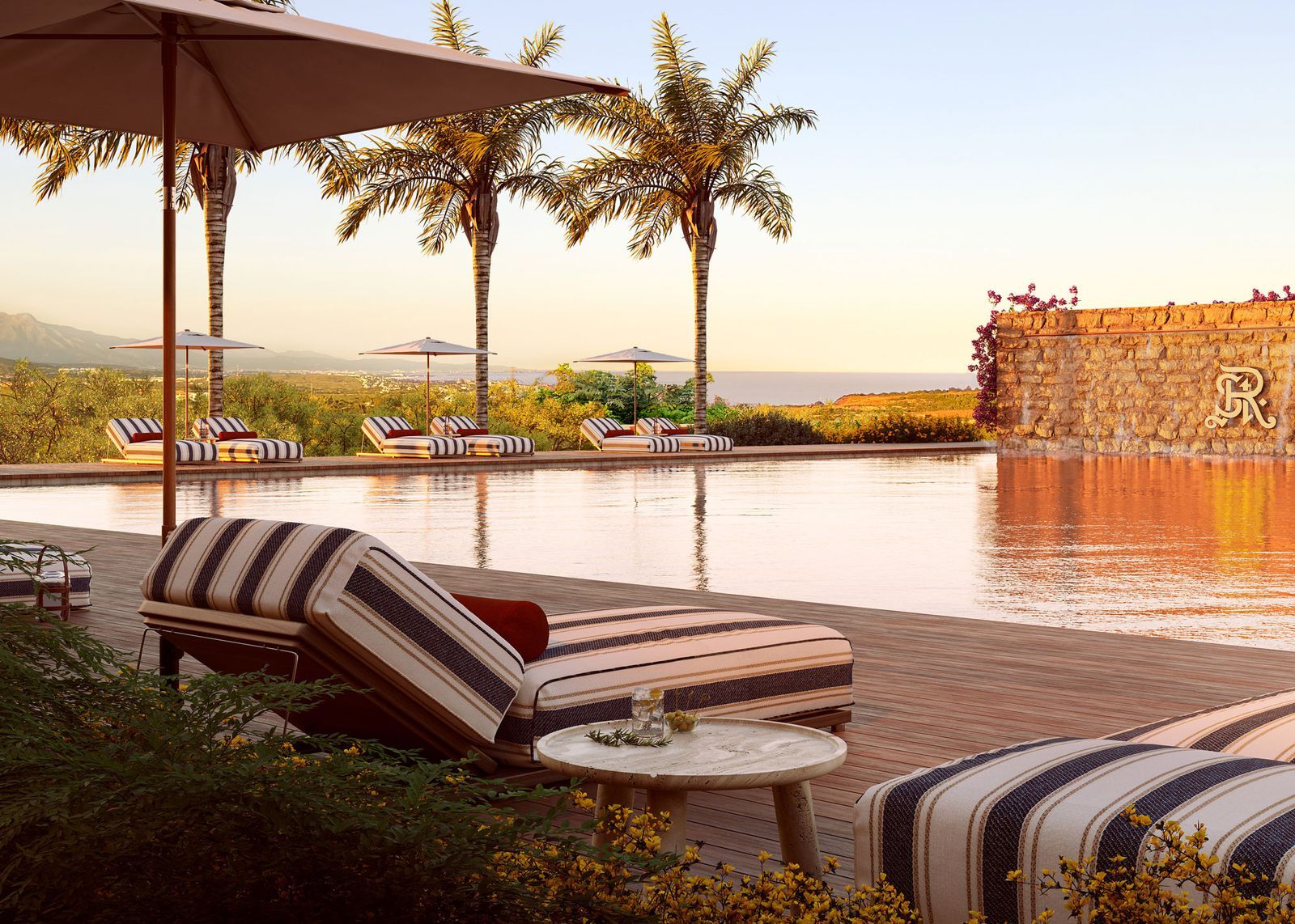 Luxe St. Regis Residences zwembad met ligstoelen en uitzicht.